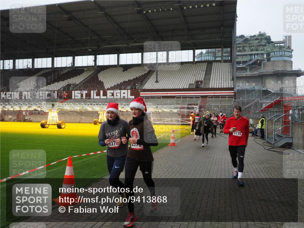 07.12.2025 - St. Pauli X-Mass-Run No. 15 Fabian Wolf http://msf.ph/oto/9413868 07.12.2025 11:21:13 Ziel 2375, 2376, 2854, 2867, 3135, 3220, 3283 meine-sportfotos.de