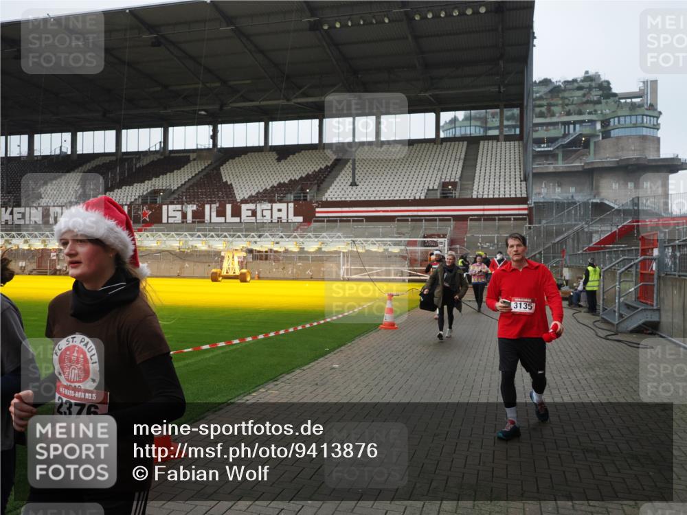 07.12.2025 - St. Pauli X-Mass-Run No. 15 Fabian Wolf http://msf.ph/oto/9413876 07.12.2025 11:21:14 Ziel 2375, 2376, 2854, 2867, 3135, 3220, 3283 meine-sportfotos.de