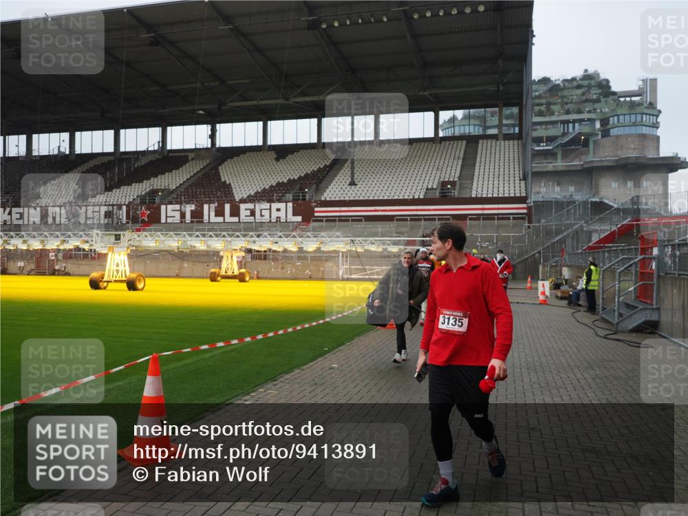 07.12.2025 - St. Pauli X-Mass-Run No. 15 Fabian Wolf http://msf.ph/oto/9413891 07.12.2025 11:21:15 Ziel 2375, 2376, 2579, 2854, 2867, 3135, 3159, 3220, 3283 meine-sportfotos.de