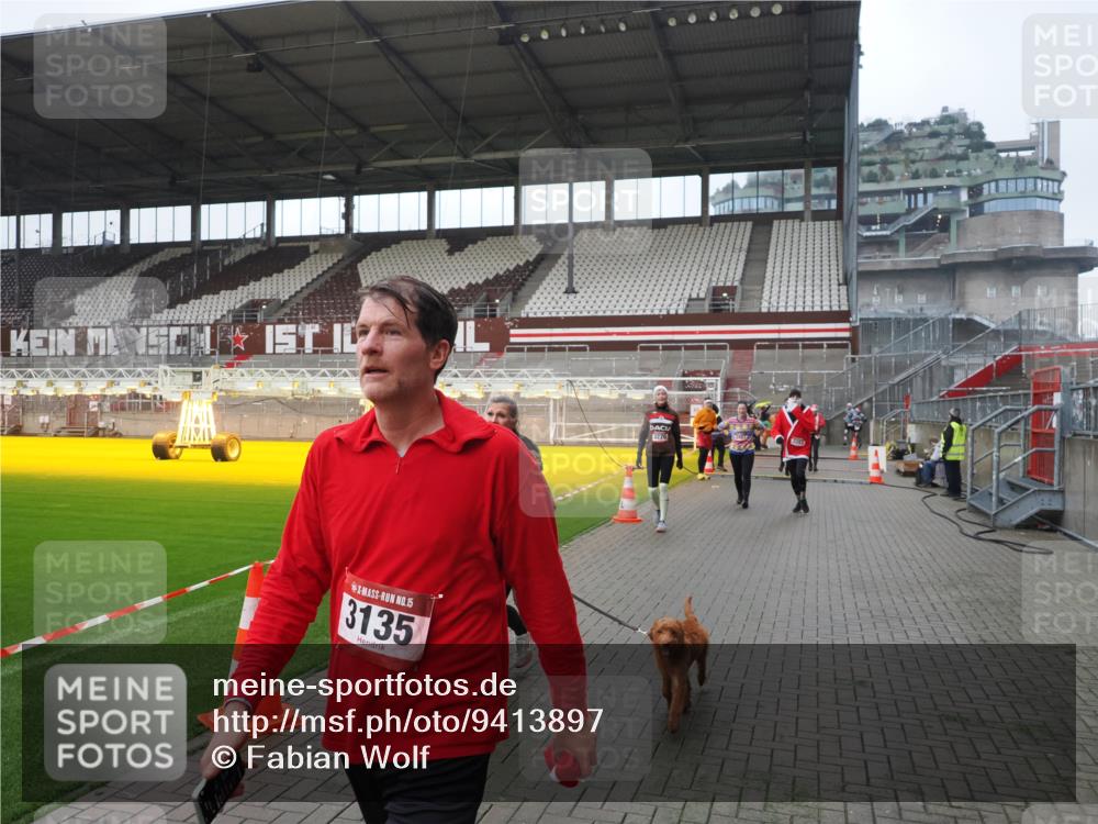 07.12.2025 - St. Pauli X-Mass-Run No. 15 Fabian Wolf http://msf.ph/oto/9413897 07.12.2025 11:21:16 Ziel 2375, 2376, 2579, 2854, 2867, 3135, 3159, 3220, 3283 meine-sportfotos.de