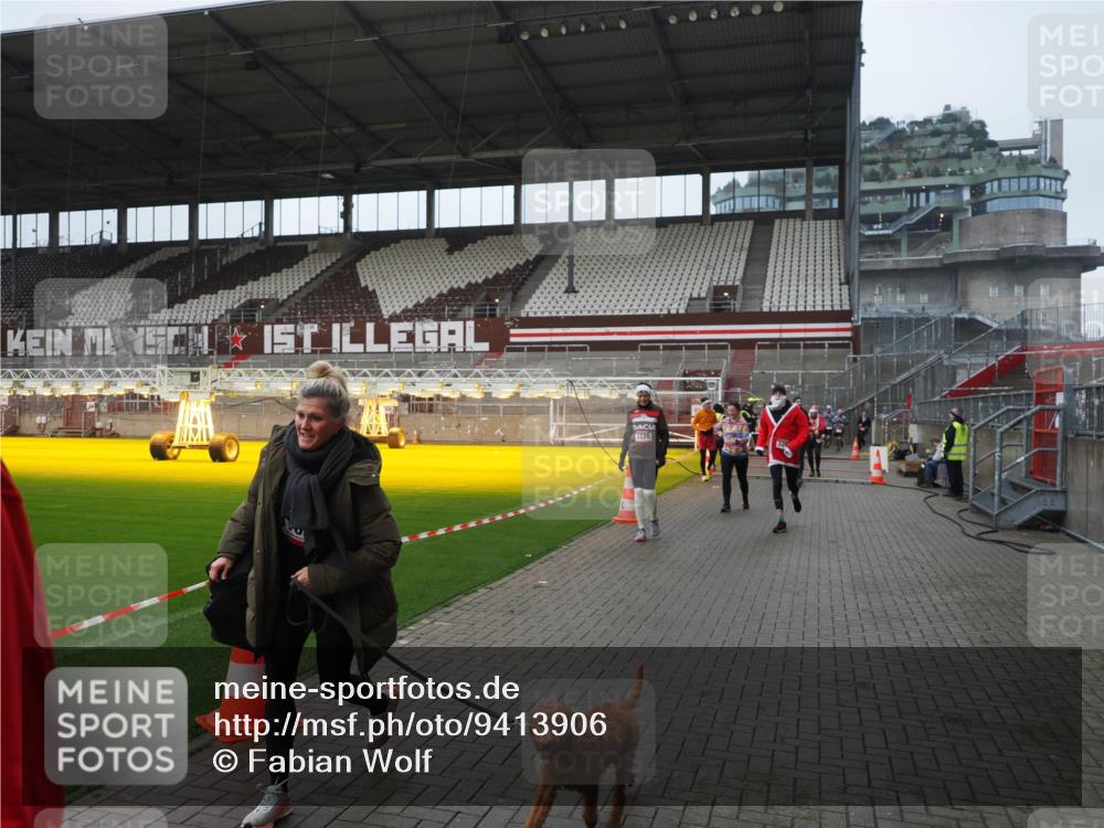 07.12.2025 - St. Pauli X-Mass-Run No. 15 Fabian Wolf http://msf.ph/oto/9413906 07.12.2025 11:21:17 Ziel 2375, 2376, 2579, 2854, 2867, 3135, 3159, 3220, 3283 meine-sportfotos.de