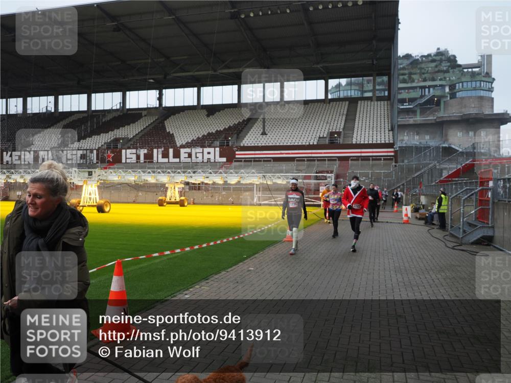 07.12.2025 - St. Pauli X-Mass-Run No. 15 Fabian Wolf http://msf.ph/oto/9413912 07.12.2025 11:21:17 Ziel 2375, 2376, 2579, 2854, 2867, 3135, 3159, 3220, 3283 meine-sportfotos.de