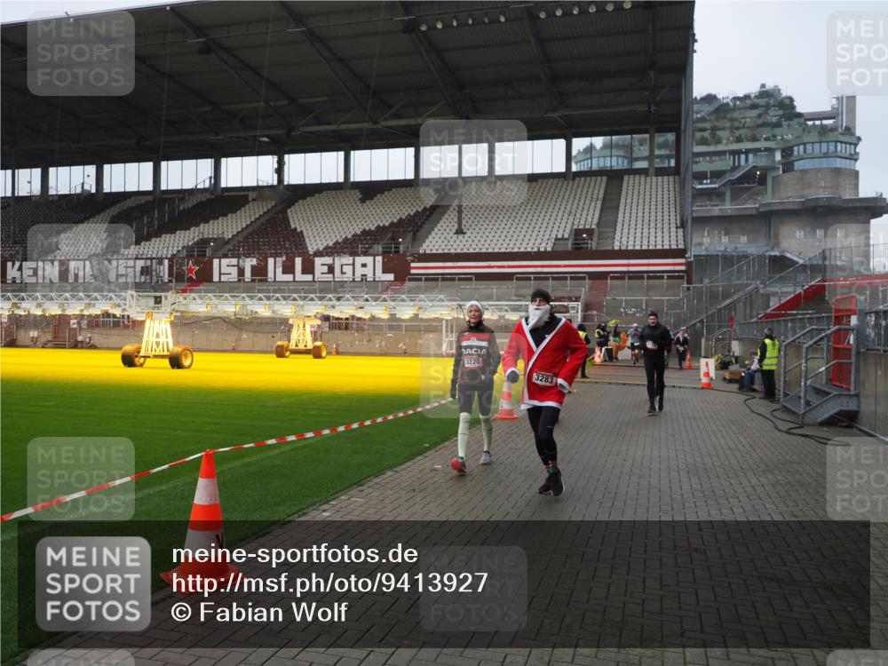 07.12.2025 - St. Pauli X-Mass-Run No. 15 Fabian Wolf http://msf.ph/oto/9413927 07.12.2025 11:21:19 Ziel 2375, 2376, 2579, 2867, 3135, 3159, 3220, 3283 meine-sportfotos.de