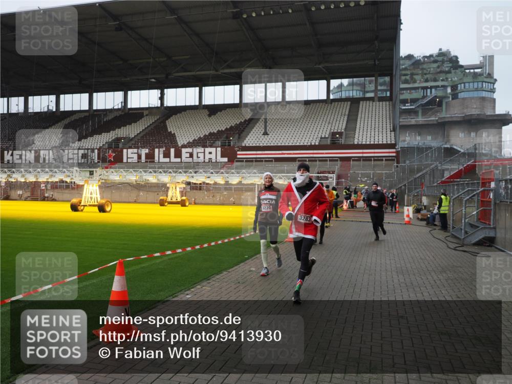 07.12.2025 - St. Pauli X-Mass-Run No. 15 Fabian Wolf http://msf.ph/oto/9413930 07.12.2025 11:21:19 Ziel 2375, 2376, 2579, 2867, 3135, 3159, 3220, 3283 meine-sportfotos.de