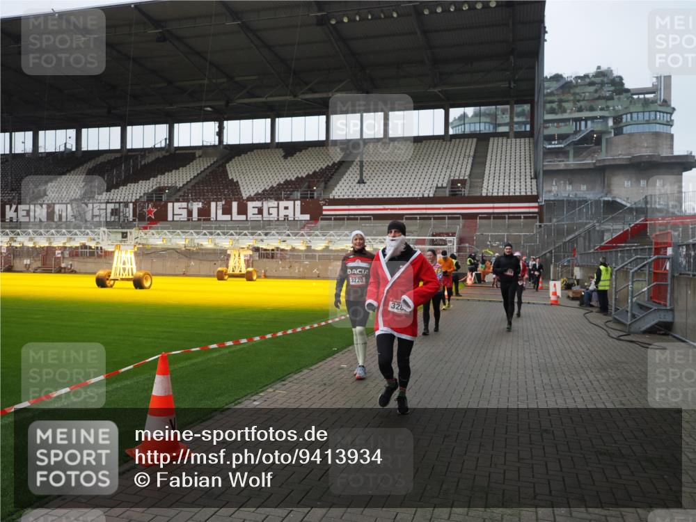 07.12.2025 - St. Pauli X-Mass-Run No. 15 Fabian Wolf http://msf.ph/oto/9413934 07.12.2025 11:21:19 Ziel 2375, 2376, 2579, 2867, 3135, 3159, 3220, 3283 meine-sportfotos.de