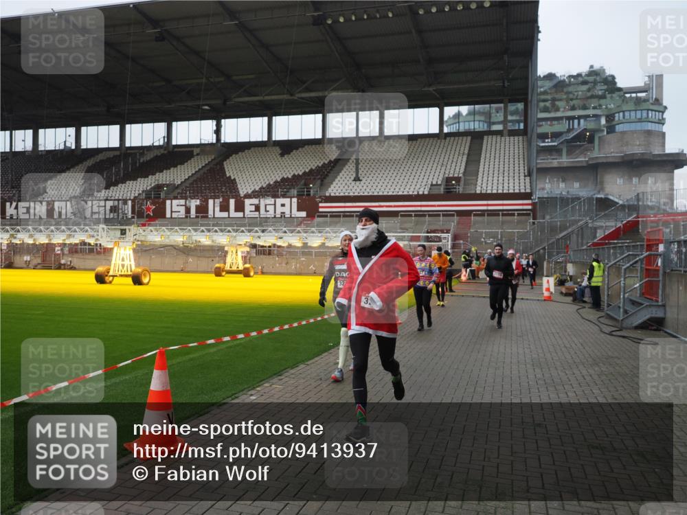 07.12.2025 - St. Pauli X-Mass-Run No. 15 Fabian Wolf http://msf.ph/oto/9413937 07.12.2025 11:21:19 Ziel 2375, 2376, 2579, 2867, 3135, 3159, 3220, 3283 meine-sportfotos.de