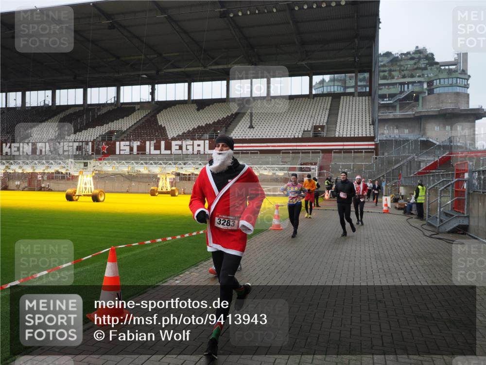07.12.2025 - St. Pauli X-Mass-Run No. 15 Fabian Wolf http://msf.ph/oto/9413943 07.12.2025 11:21:20 Ziel 232, 2375, 2376, 2579, 2867, 3073, 3135, 3159, 3220, 3283 meine-sportfotos.de