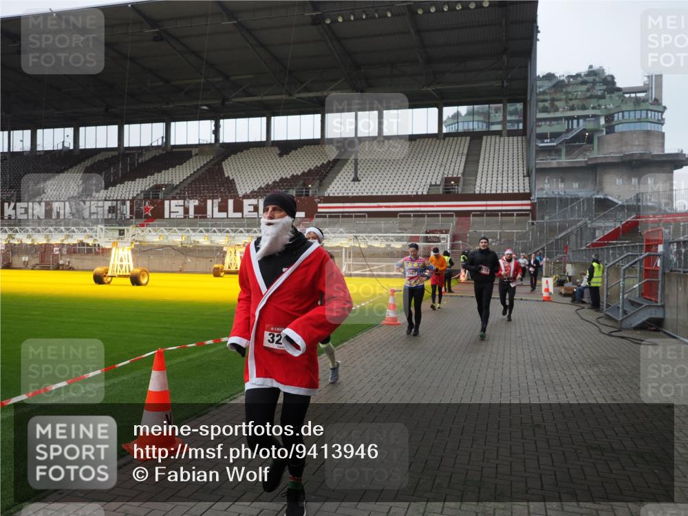 07.12.2025 - St. Pauli X-Mass-Run No. 15 Fabian Wolf http://msf.ph/oto/9413946 07.12.2025 11:21:20 Ziel 232, 2375, 2376, 2579, 2867, 3073, 3135, 3159, 3220, 3283 meine-sportfotos.de