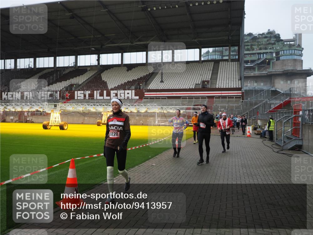 07.12.2025 - St. Pauli X-Mass-Run No. 15 Fabian Wolf http://msf.ph/oto/9413957 07.12.2025 11:21:21 Ziel 232, 241, 2375, 2376, 2579, 2867, 3073, 3135, 3159, 3220, 3283 meine-sportfotos.de