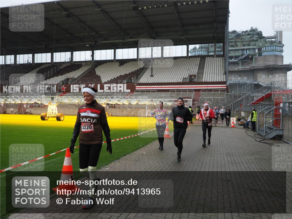 07.12.2025 - St. Pauli X-Mass-Run No. 15 Fabian Wolf http://msf.ph/oto/9413965 07.12.2025 11:21:22 Ziel 98, 105, 111, 232, 241, 2375, 2376, 2579, 2867, 3073, 3135, 3159, 3220, 3283 meine-sportfotos.de