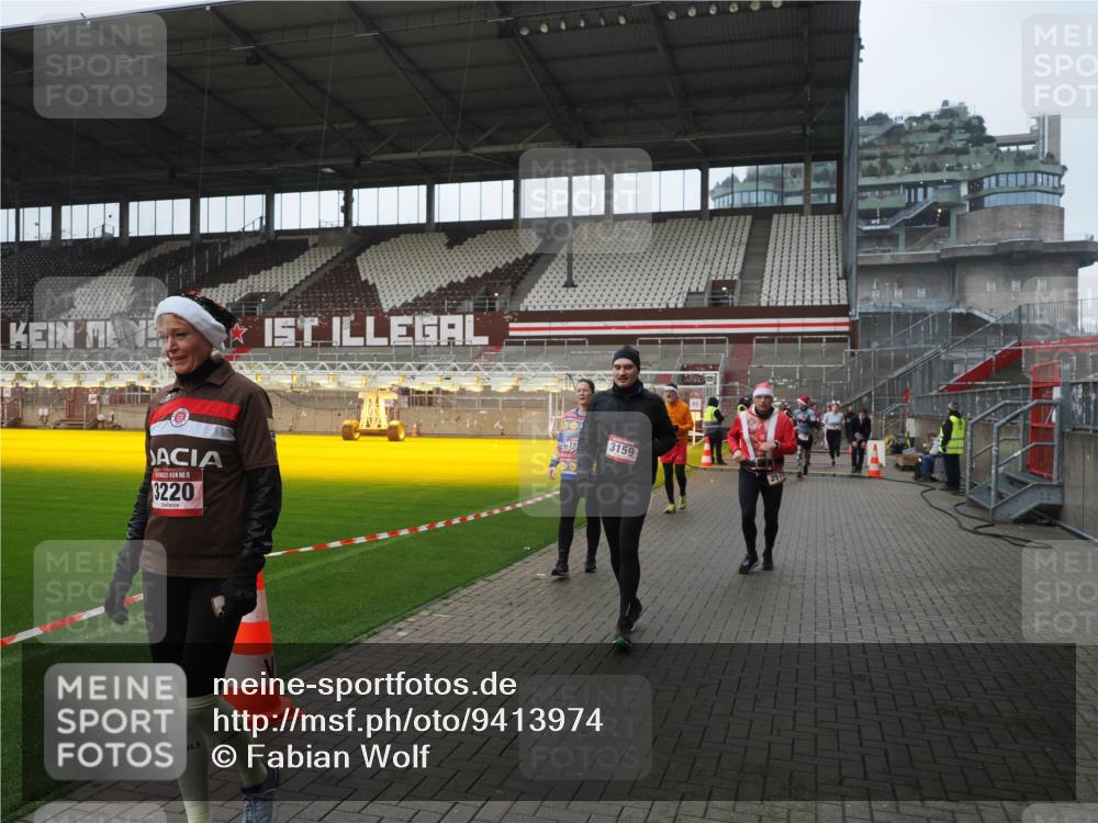 07.12.2025 - St. Pauli X-Mass-Run No. 15 Fabian Wolf http://msf.ph/oto/9413974 07.12.2025 11:21:22 Ziel 98, 105, 111, 232, 241, 2375, 2376, 2579, 2867, 3073, 3135, 3159, 3220, 3283 meine-sportfotos.de
