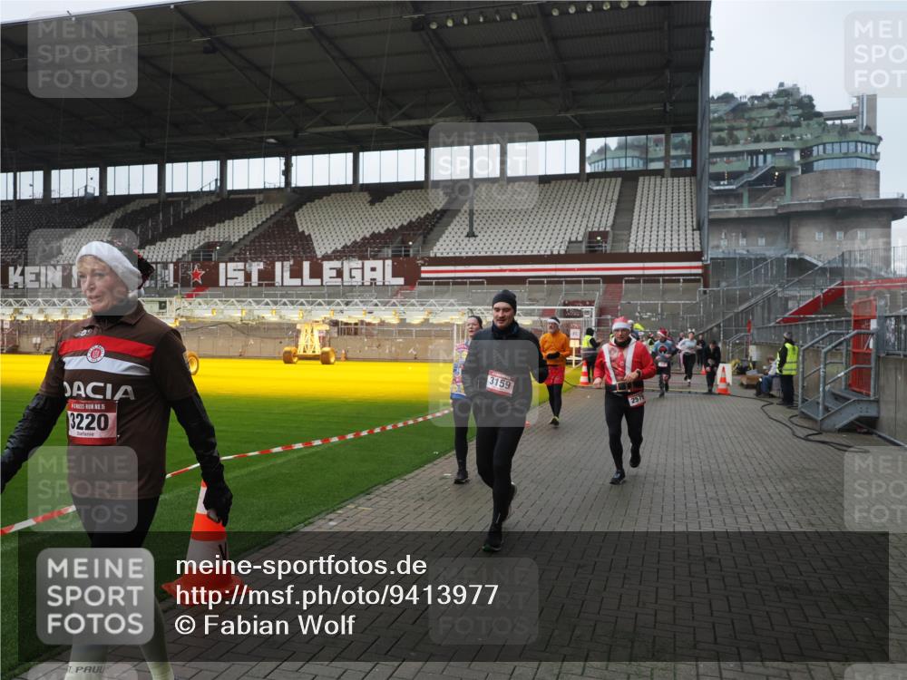 07.12.2025 - St. Pauli X-Mass-Run No. 15 Fabian Wolf http://msf.ph/oto/9413977 07.12.2025 11:21:22 Ziel 98, 105, 111, 232, 241, 2375, 2376, 2579, 2867, 3073, 3135, 3159, 3220, 3283 meine-sportfotos.de