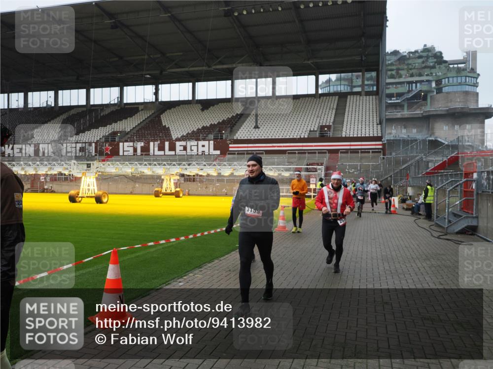 07.12.2025 - St. Pauli X-Mass-Run No. 15 Fabian Wolf http://msf.ph/oto/9413982 07.12.2025 11:21:23 Ziel 98, 105, 111, 232, 241, 2375, 2376, 2579, 2867, 3073, 3135, 3159, 3220, 3283 meine-sportfotos.de