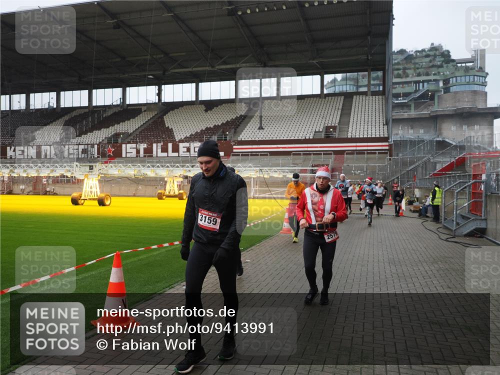 07.12.2025 - St. Pauli X-Mass-Run No. 15 Fabian Wolf http://msf.ph/oto/9413991 07.12.2025 11:21:24 Ziel 98, 105, 111, 232, 241, 2375, 2376, 2579, 2867, 3073, 3135, 3159, 3220, 3283 meine-sportfotos.de