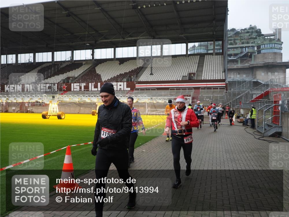 07.12.2025 - St. Pauli X-Mass-Run No. 15 Fabian Wolf http://msf.ph/oto/9413994 07.12.2025 11:21:24 Ziel 98, 105, 111, 232, 241, 2375, 2376, 2579, 2867, 3073, 3135, 3159, 3220, 3283 meine-sportfotos.de