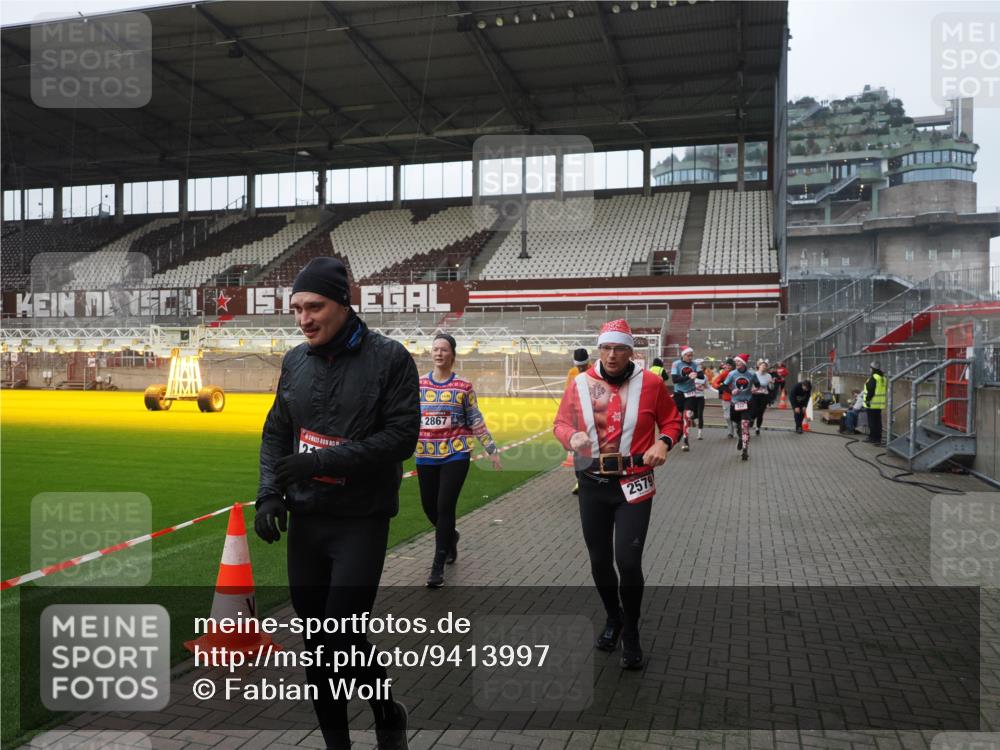 07.12.2025 - St. Pauli X-Mass-Run No. 15 Fabian Wolf http://msf.ph/oto/9413997 07.12.2025 11:21:24 Ziel 98, 105, 111, 232, 241, 2375, 2376, 2579, 2867, 3073, 3135, 3159, 3220, 3283 meine-sportfotos.de