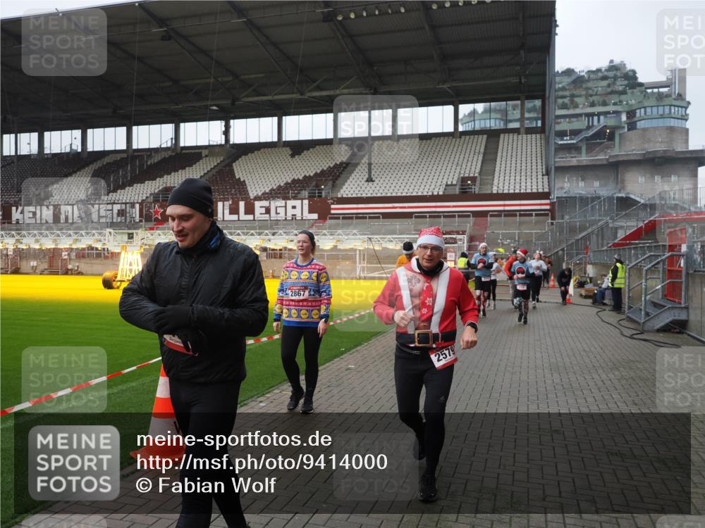 07.12.2025 - St. Pauli X-Mass-Run No. 15 Fabian Wolf http://msf.ph/oto/9414000 07.12.2025 11:21:24 Ziel 98, 105, 111, 232, 241, 2375, 2376, 2579, 2867, 3073, 3135, 3159, 3220, 3283 meine-sportfotos.de