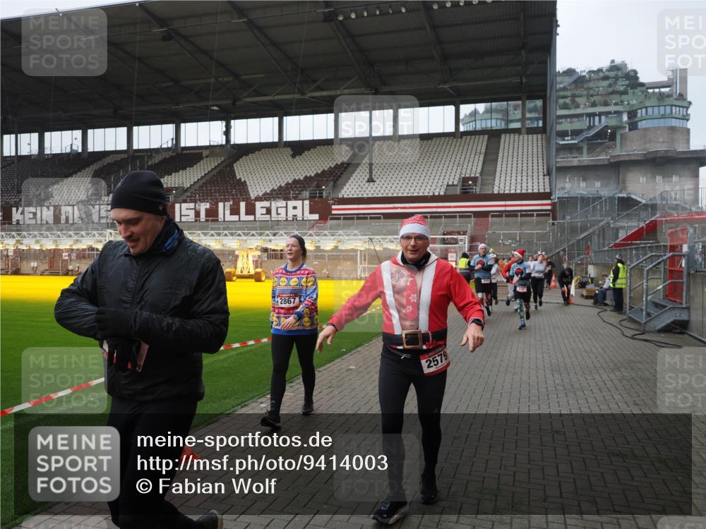 07.12.2025 - St. Pauli X-Mass-Run No. 15 Fabian Wolf http://msf.ph/oto/9414003 07.12.2025 11:21:24 Ziel 98, 105, 111, 232, 241, 2375, 2376, 2579, 2867, 3073, 3135, 3159, 3220, 3283 meine-sportfotos.de