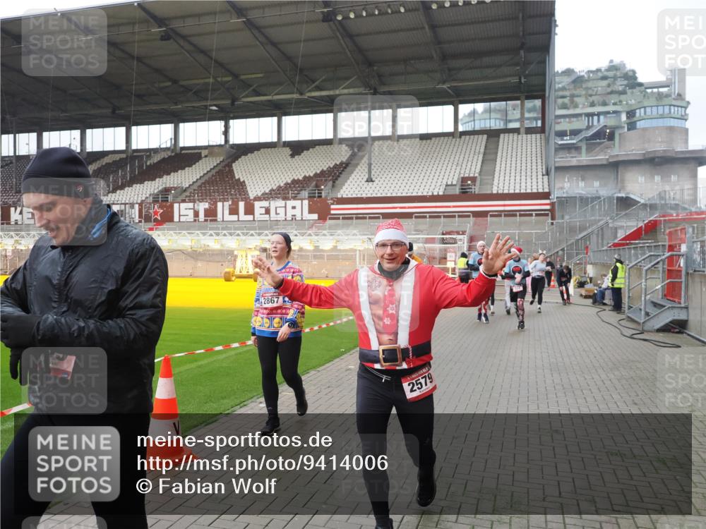 07.12.2025 - St. Pauli X-Mass-Run No. 15 Fabian Wolf http://msf.ph/oto/9414006 07.12.2025 11:21:25 Ziel 98, 105, 111, 232, 241, 1907, 2375, 2376, 2473, 2474, 2579, 2867, 3073, 3159, 3220, 3283 meine-sportfotos.de