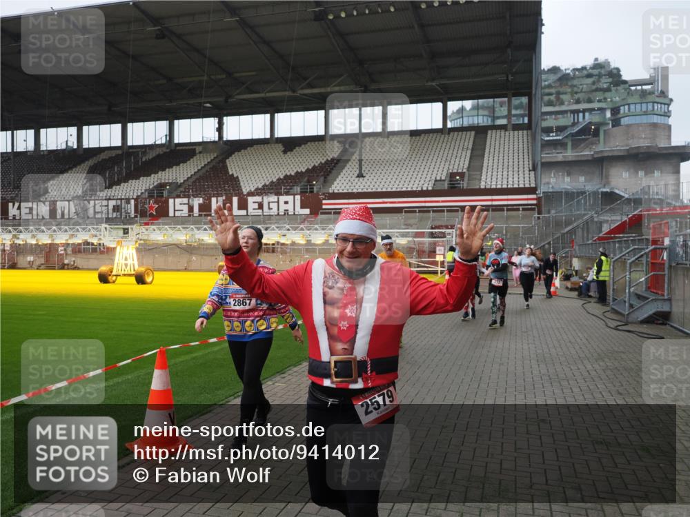 07.12.2025 - St. Pauli X-Mass-Run No. 15 Fabian Wolf http://msf.ph/oto/9414012 07.12.2025 11:21:25 Ziel 98, 105, 111, 232, 241, 1907, 2375, 2376, 2473, 2474, 2579, 2867, 3073, 3159, 3220, 3283 meine-sportfotos.de