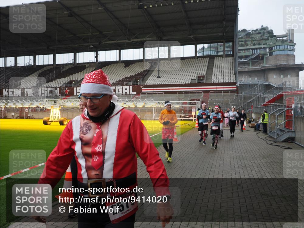 07.12.2025 - St. Pauli X-Mass-Run No. 15 Fabian Wolf http://msf.ph/oto/9414020 07.12.2025 11:21:26 Ziel 98, 105, 111, 232, 241, 1549, 1902, 1907, 2375, 2376, 2473, 2474, 2579, 2867, 3073, 3159, 3220, 3283 meine-sportfotos.de