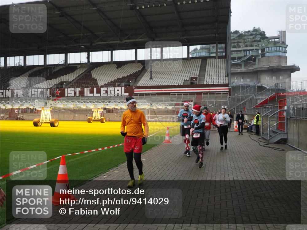 07.12.2025 - St. Pauli X-Mass-Run No. 15 Fabian Wolf http://msf.ph/oto/9414029 07.12.2025 11:21:27 Ziel 98, 105, 111, 232, 241, 1549, 1902, 1907, 2375, 2376, 2473, 2474, 2579, 2867, 3073, 3159, 3220, 3283 meine-sportfotos.de