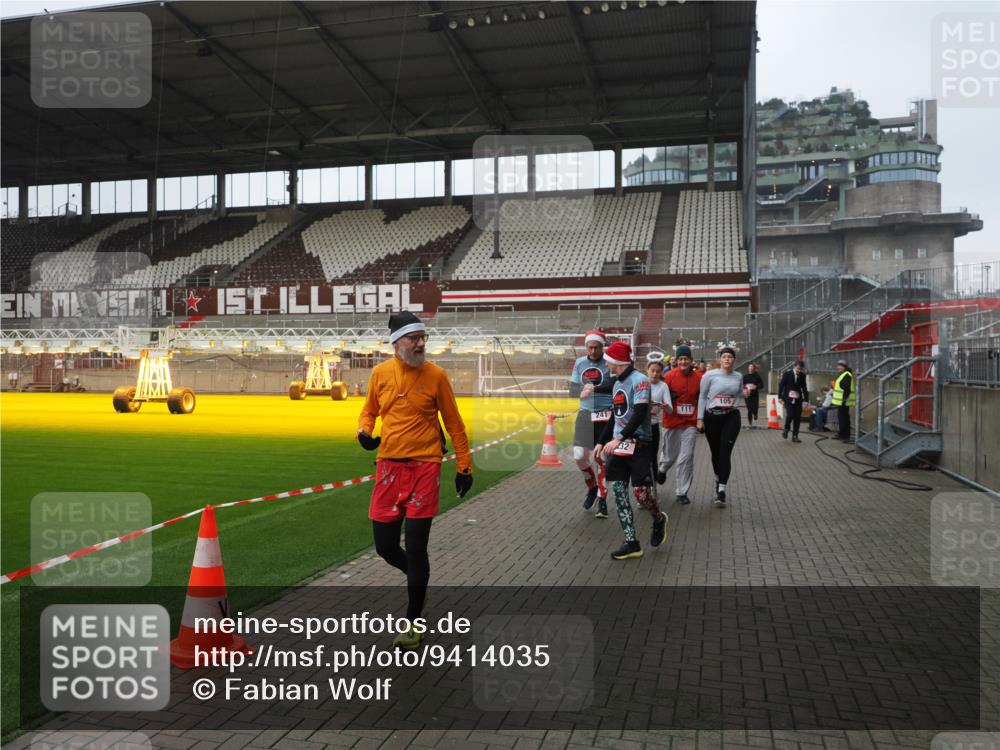07.12.2025 - St. Pauli X-Mass-Run No. 15 Fabian Wolf http://msf.ph/oto/9414035 07.12.2025 11:21:27 Ziel 98, 105, 111, 232, 241, 1549, 1902, 1907, 2375, 2376, 2473, 2474, 2579, 2867, 3073, 3159, 3220, 3283 meine-sportfotos.de