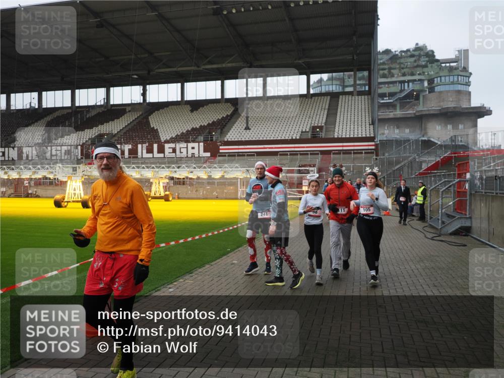 07.12.2025 - St. Pauli X-Mass-Run No. 15 Fabian Wolf http://msf.ph/oto/9414043 07.12.2025 11:21:29 Ziel 98, 105, 111, 232, 241, 1549, 1902, 1907, 2033, 2197, 2473, 2474, 2579, 2867, 3073, 3159, 3283 meine-sportfotos.de