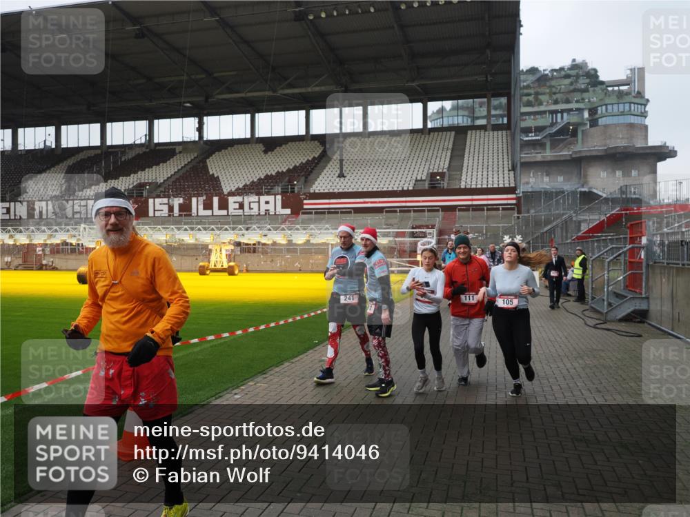07.12.2025 - St. Pauli X-Mass-Run No. 15 Fabian Wolf http://msf.ph/oto/9414046 07.12.2025 11:21:29 Ziel 98, 105, 111, 232, 241, 1549, 1902, 1907, 2033, 2197, 2473, 2474, 2579, 2867, 3073, 3159, 3283 meine-sportfotos.de