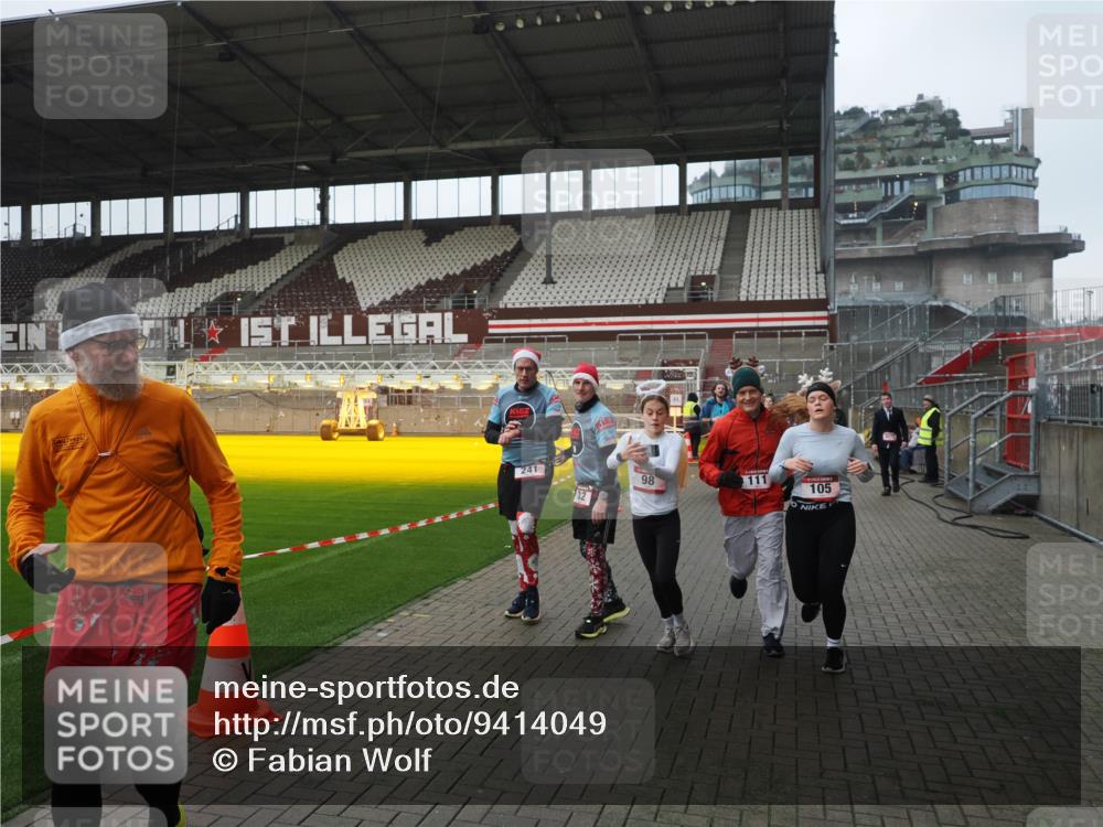 07.12.2025 - St. Pauli X-Mass-Run No. 15 Fabian Wolf http://msf.ph/oto/9414049 07.12.2025 11:21:29 Ziel 98, 105, 111, 232, 241, 1549, 1902, 1907, 2033, 2197, 2473, 2474, 2579, 2867, 3073, 3159, 3283 meine-sportfotos.de