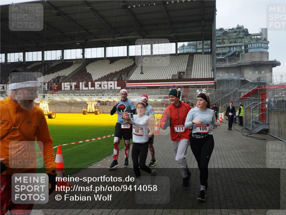 07.12.2025 - St. Pauli X-Mass-Run No. 15 Fabian Wolf http://msf.ph/oto/9414058 07.12.2025 11:21:30 Ziel 98, 105, 111, 232, 241, 1549, 1902, 1907, 2033, 2197, 2473, 2474, 2579, 3073, 3159, 3283 meine-sportfotos.de