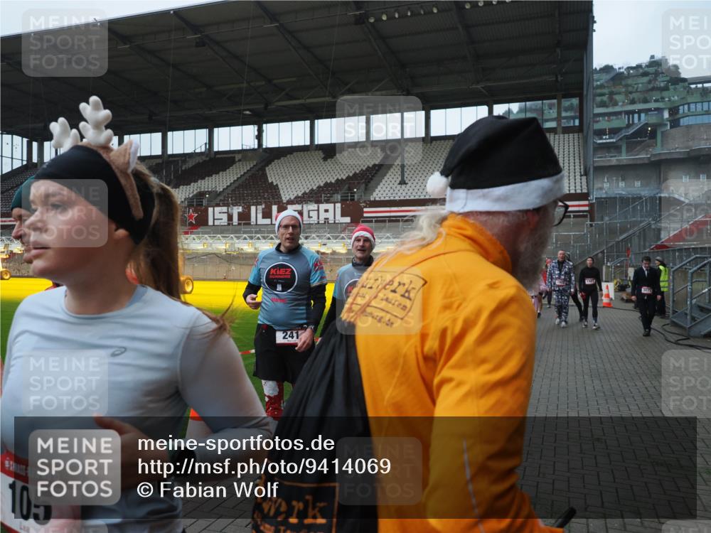 07.12.2025 - St. Pauli X-Mass-Run No. 15 Fabian Wolf http://msf.ph/oto/9414069 07.12.2025 11:21:31 Ziel 98, 105, 111, 232, 241, 1549, 1902, 1907, 2033, 2197, 2473, 2474, 2579, 3073, 3159, 3283 meine-sportfotos.de
