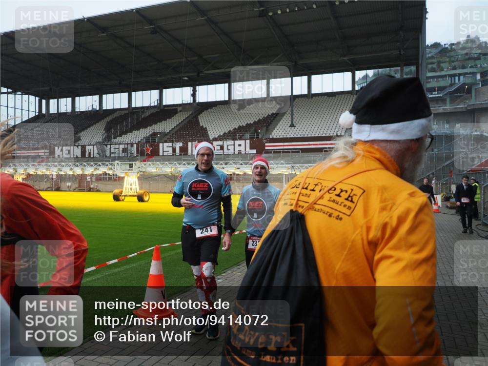 07.12.2025 - St. Pauli X-Mass-Run No. 15 Fabian Wolf http://msf.ph/oto/9414072 07.12.2025 11:21:31 Ziel 98, 105, 111, 232, 241, 1549, 1902, 1907, 2033, 2197, 2473, 2474, 2579, 3073, 3159, 3283 meine-sportfotos.de