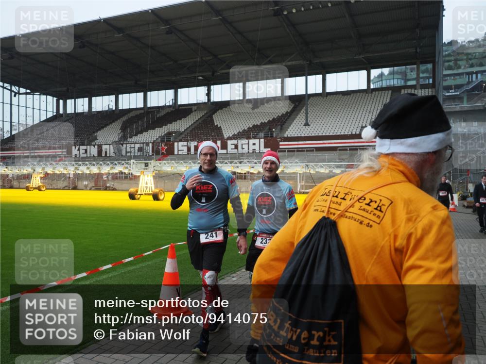 07.12.2025 - St. Pauli X-Mass-Run No. 15 Fabian Wolf http://msf.ph/oto/9414075 07.12.2025 11:21:31 Ziel 98, 105, 111, 232, 241, 1549, 1902, 1907, 2033, 2197, 2473, 2474, 2579, 3073, 3159, 3283 meine-sportfotos.de