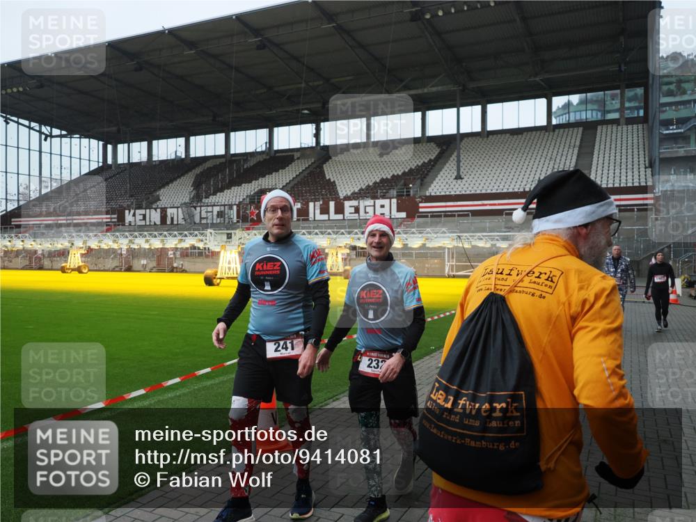 07.12.2025 - St. Pauli X-Mass-Run No. 15 Fabian Wolf http://msf.ph/oto/9414081 07.12.2025 11:21:32 Ziel 98, 105, 111, 232, 241, 1549, 1902, 1907, 2033, 2197, 2473, 2474, 2579, 3073, 3159, 3283 meine-sportfotos.de