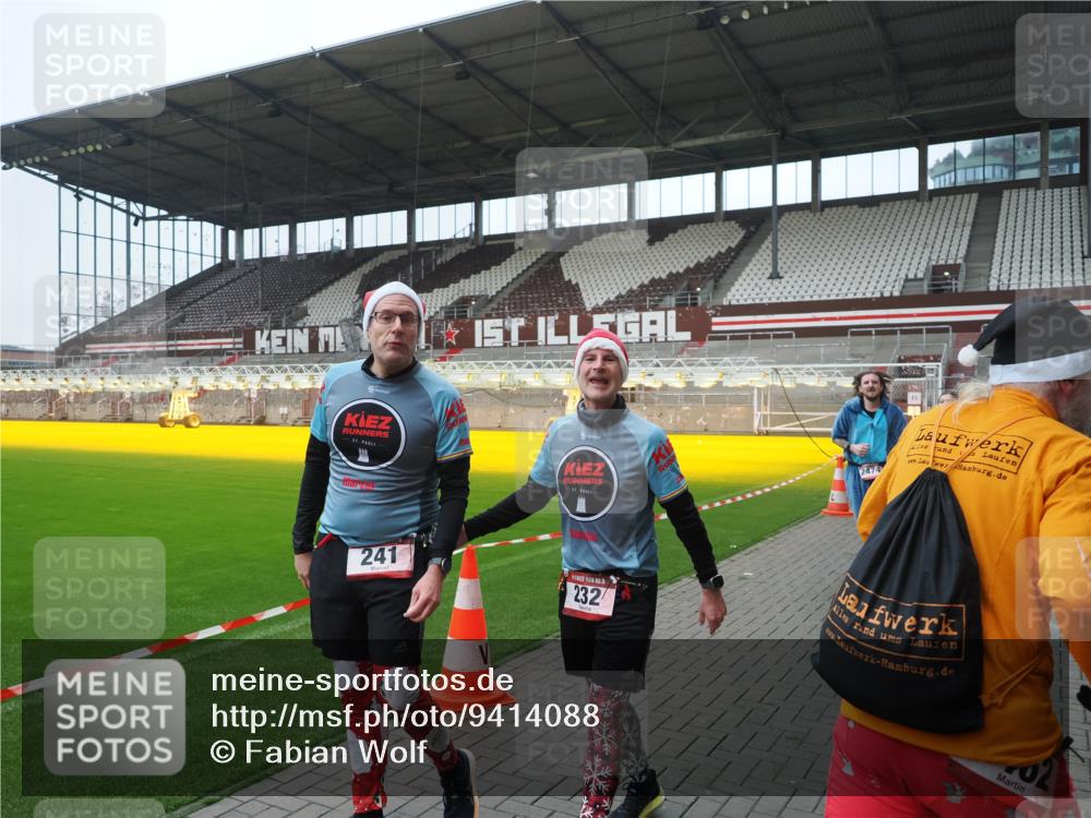07.12.2025 - St. Pauli X-Mass-Run No. 15 Fabian Wolf http://msf.ph/oto/9414088 07.12.2025 11:21:32 Ziel 98, 105, 111, 232, 241, 1549, 1902, 1907, 2033, 2197, 2473, 2474, 2579, 3073, 3159, 3283 meine-sportfotos.de