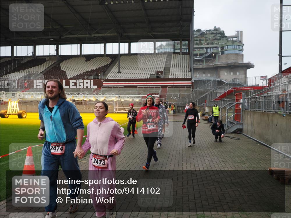 07.12.2025 - St. Pauli X-Mass-Run No. 15 Fabian Wolf http://msf.ph/oto/9414102 07.12.2025 11:21:35 Ziel 98, 105, 111, 232, 241, 1549, 1902, 1907, 2033, 2197, 2473, 2474, 2579, 3073, 3159 meine-sportfotos.de