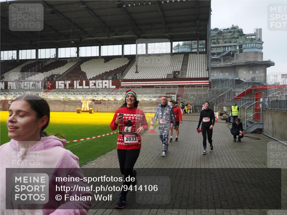 07.12.2025 - St. Pauli X-Mass-Run No. 15 Fabian Wolf http://msf.ph/oto/9414106 07.12.2025 11:21:36 Ziel 98, 105, 111, 232, 241, 1549, 1902, 1907, 1939, 2033, 2197, 2473, 2474, 3073 meine-sportfotos.de