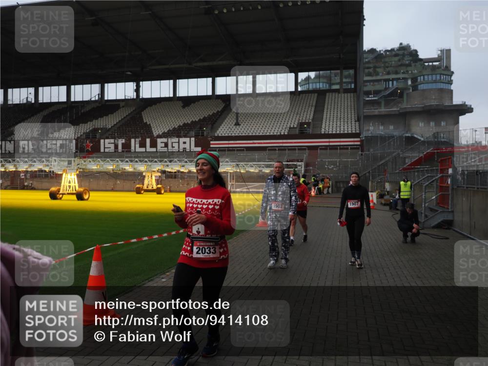 07.12.2025 - St. Pauli X-Mass-Run No. 15 Fabian Wolf http://msf.ph/oto/9414108 07.12.2025 11:21:36 Ziel 98, 105, 111, 232, 241, 1549, 1902, 1907, 1939, 2033, 2197, 2473, 2474, 3073 meine-sportfotos.de