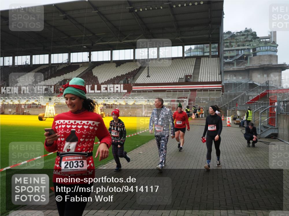 07.12.2025 - St. Pauli X-Mass-Run No. 15 Fabian Wolf http://msf.ph/oto/9414117 07.12.2025 11:21:36 Ziel 98, 105, 111, 232, 241, 1549, 1902, 1907, 1939, 2033, 2197, 2473, 2474, 3073 meine-sportfotos.de