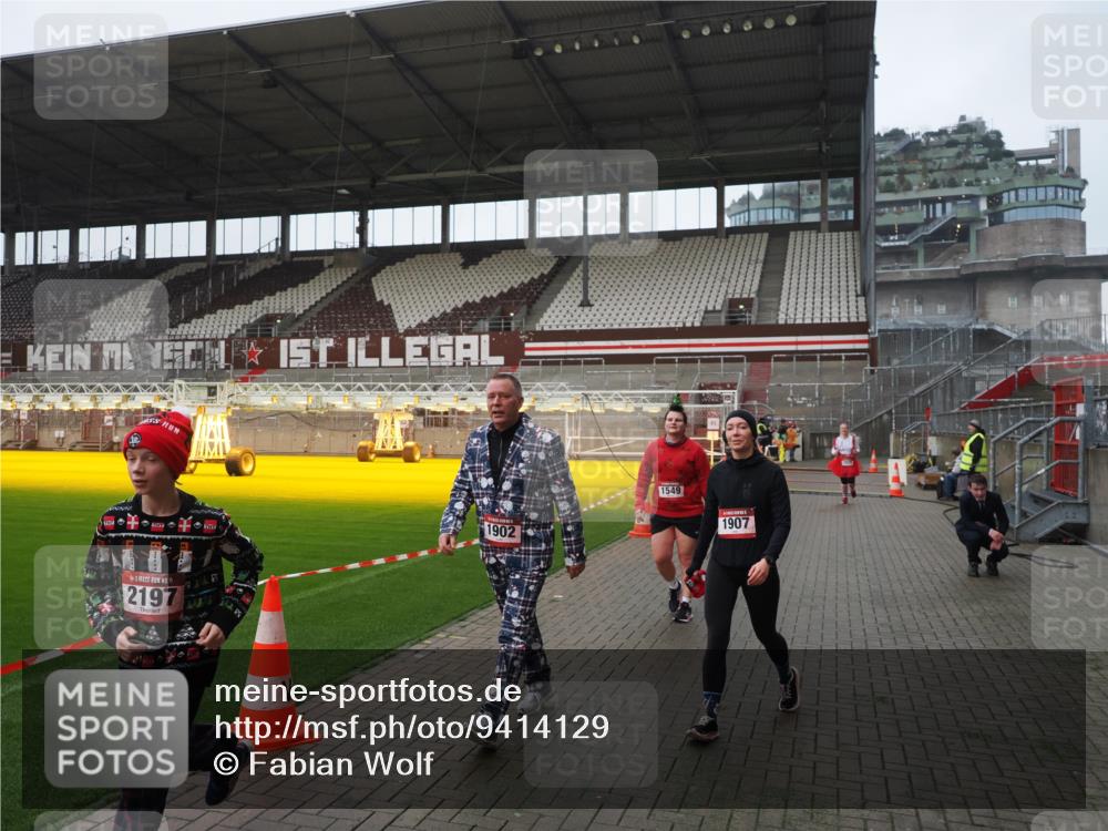 07.12.2025 - St. Pauli X-Mass-Run No. 15 Fabian Wolf http://msf.ph/oto/9414129 07.12.2025 11:21:37 Ziel 98, 105, 111, 232, 241, 1549, 1902, 1907, 1939, 2033, 2197, 2473, 2474, 3073 meine-sportfotos.de