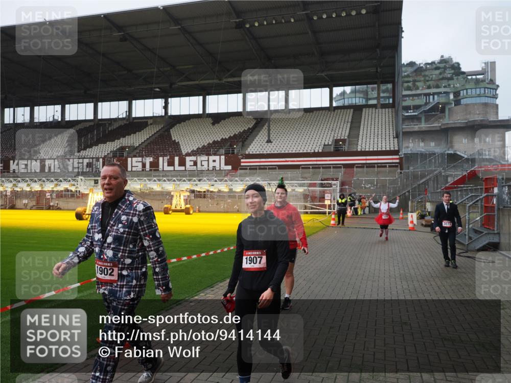 07.12.2025 - St. Pauli X-Mass-Run No. 15 Fabian Wolf http://msf.ph/oto/9414144 07.12.2025 11:21:38 Ziel 98, 105, 111, 232, 241, 1549, 1902, 1907, 1939, 2033, 2197, 2473, 2474, 3073 meine-sportfotos.de