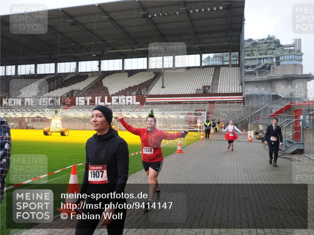 07.12.2025 - St. Pauli X-Mass-Run No. 15 Fabian Wolf http://msf.ph/oto/9414147 07.12.2025 11:21:39 Ziel 98, 105, 111, 232, 241, 1549, 1902, 1907, 1939, 2033, 2197, 2473, 2474, 3073 meine-sportfotos.de