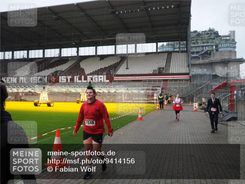 07.12.2025 - St. Pauli X-Mass-Run No. 15 Fabian Wolf http://msf.ph/oto/9414156 07.12.2025 11:21:40 Ziel 98, 105, 111, 232, 241, 1549, 1902, 1907, 1939, 2033, 2197, 2473, 2474, 3073 meine-sportfotos.de