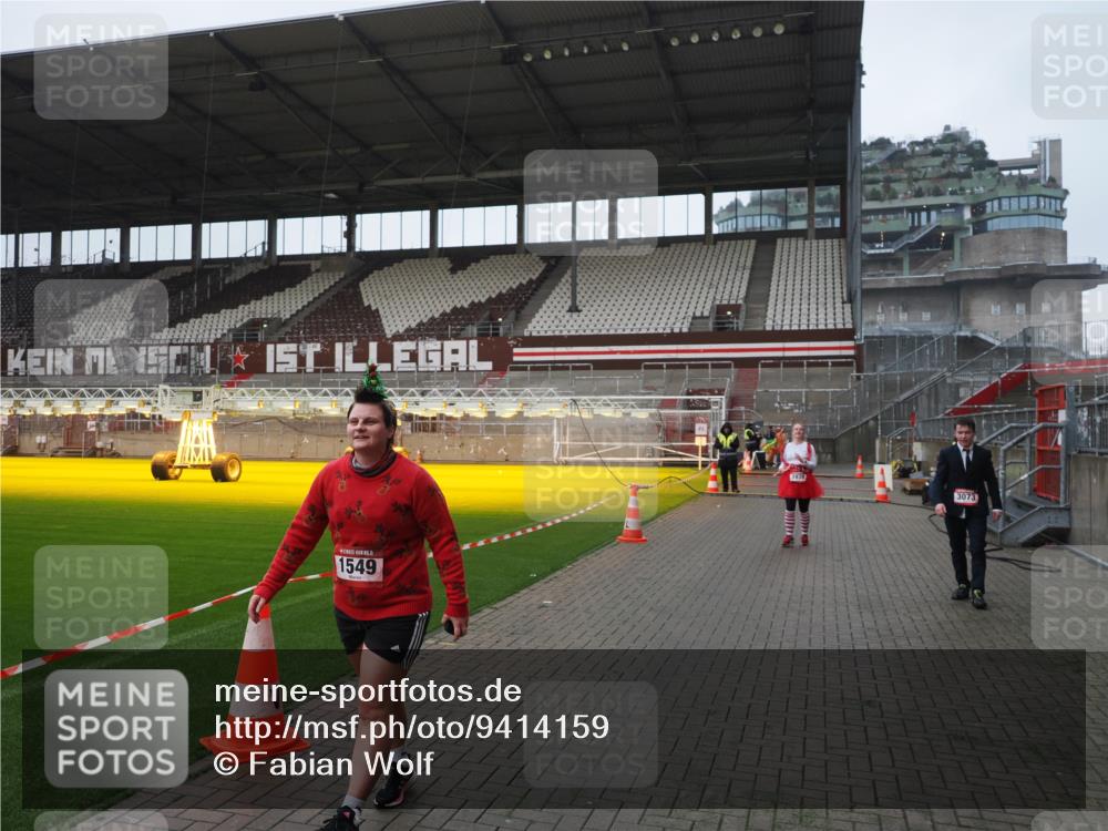 07.12.2025 - St. Pauli X-Mass-Run No. 15 Fabian Wolf http://msf.ph/oto/9414159 07.12.2025 11:21:40 Ziel 98, 105, 111, 232, 241, 1549, 1902, 1907, 1939, 2033, 2197, 2473, 2474, 3073 meine-sportfotos.de