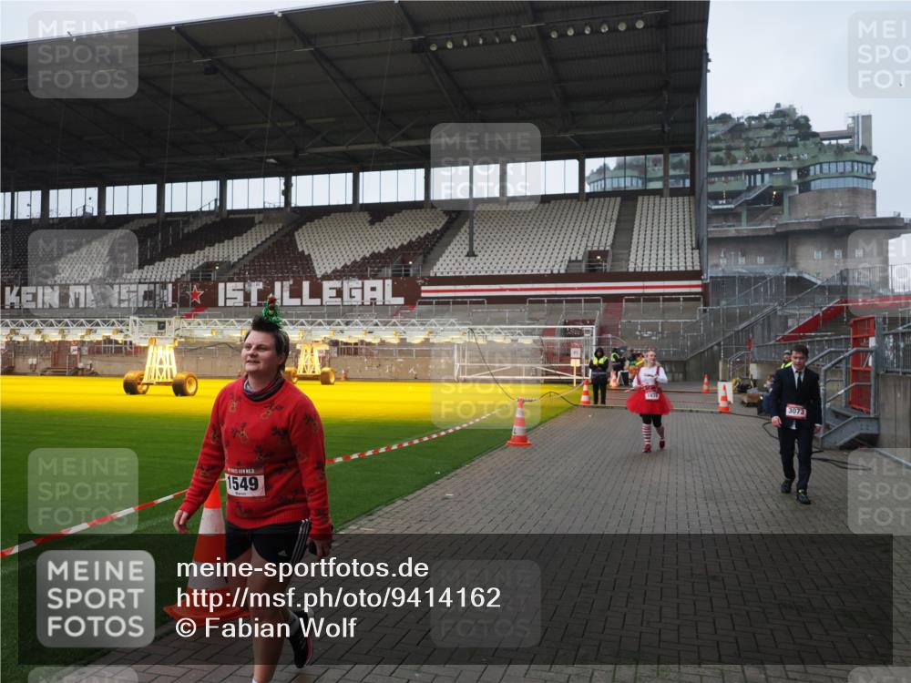 07.12.2025 - St. Pauli X-Mass-Run No. 15 Fabian Wolf http://msf.ph/oto/9414162 07.12.2025 11:21:40 Ziel 98, 105, 111, 232, 241, 1549, 1902, 1907, 1939, 2033, 2197, 2473, 2474, 3073 meine-sportfotos.de