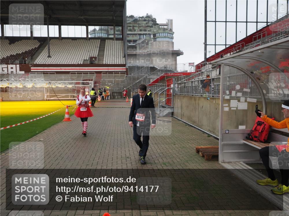 07.12.2025 - St. Pauli X-Mass-Run No. 15 Fabian Wolf http://msf.ph/oto/9414177 07.12.2025 11:21:43 Ziel 1549, 1902, 1907, 1939, 2033, 2197, 2473, 2474 meine-sportfotos.de