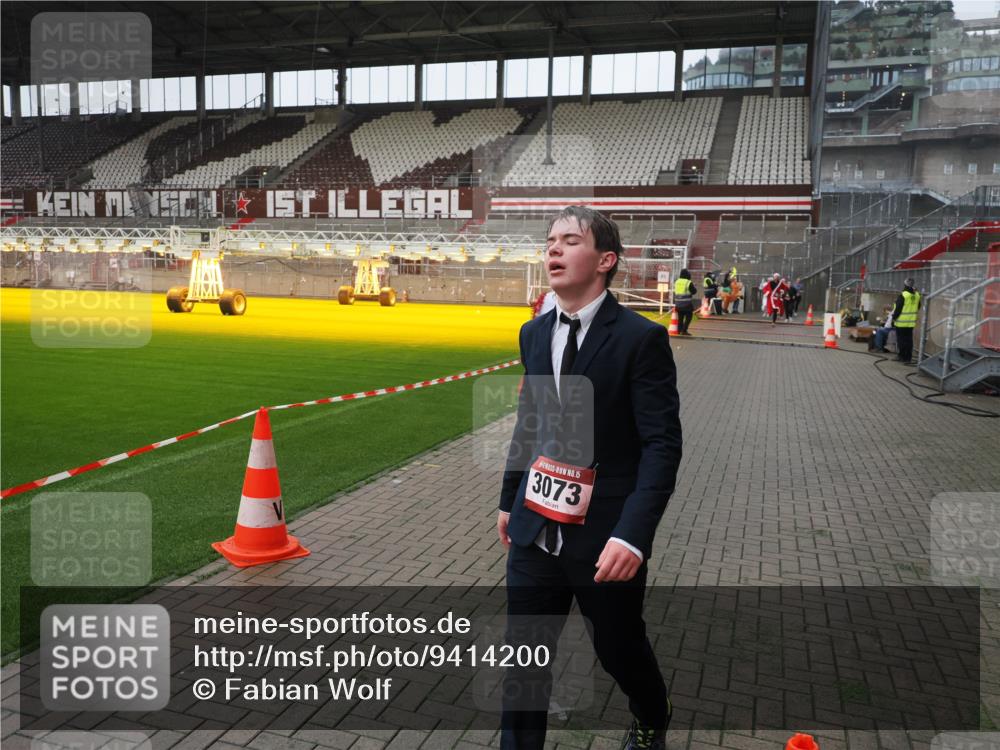 07.12.2025 - St. Pauli X-Mass-Run No. 15 Fabian Wolf http://msf.ph/oto/9414200 07.12.2025 11:21:46 Ziel 1549, 1902, 1939, 2033, 2197 meine-sportfotos.de
