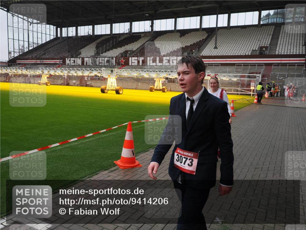 07.12.2025 - St. Pauli X-Mass-Run No. 15 Fabian Wolf http://msf.ph/oto/9414206 07.12.2025 11:21:46 Ziel 1549, 1902, 1939, 2033, 2197 meine-sportfotos.de