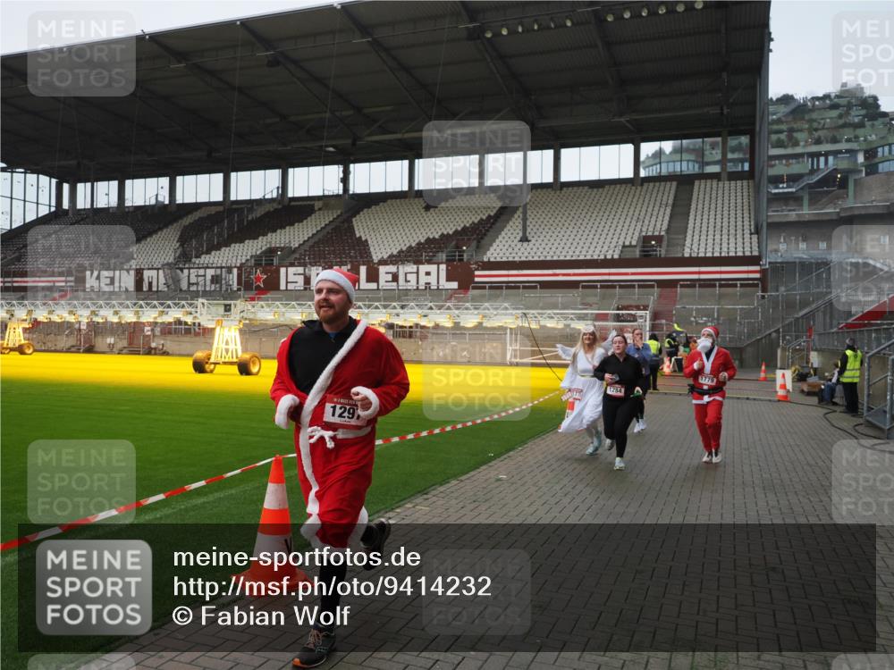 07.12.2025 - St. Pauli X-Mass-Run No. 15 Fabian Wolf http://msf.ph/oto/9414232 07.12.2025 11:21:55 Ziel 1284, 1297, 1775, 1779, 1904, 1939 meine-sportfotos.de